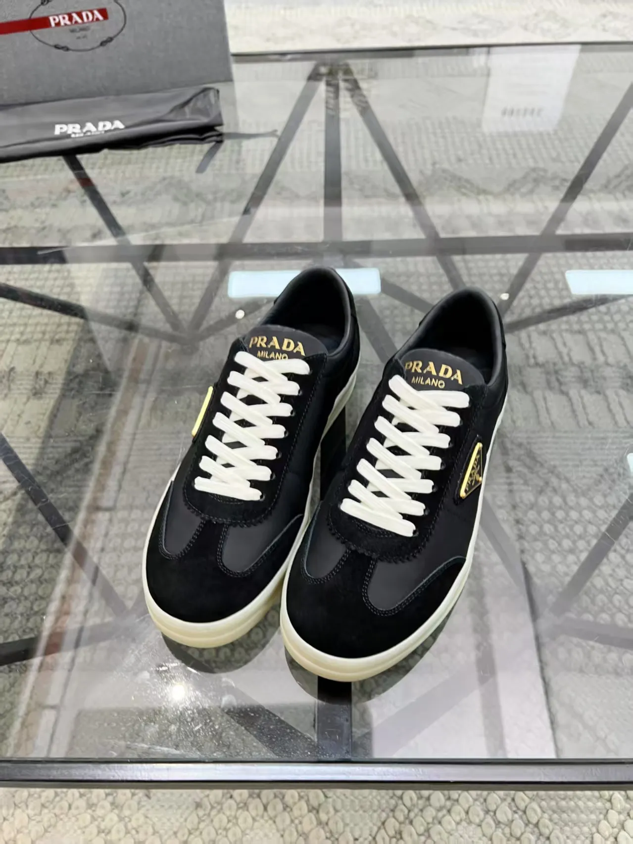 Factory P400💰Prada new men's genuine leather sports shoes, the highest version on the market, any comparison is welcome🆚! The original leather has excellent texture and is super high-end! Fetal sheep net lining imported from Italy, removable pad! Luxurious materials and fine workmanship, highly recommended! Code number: 38--45